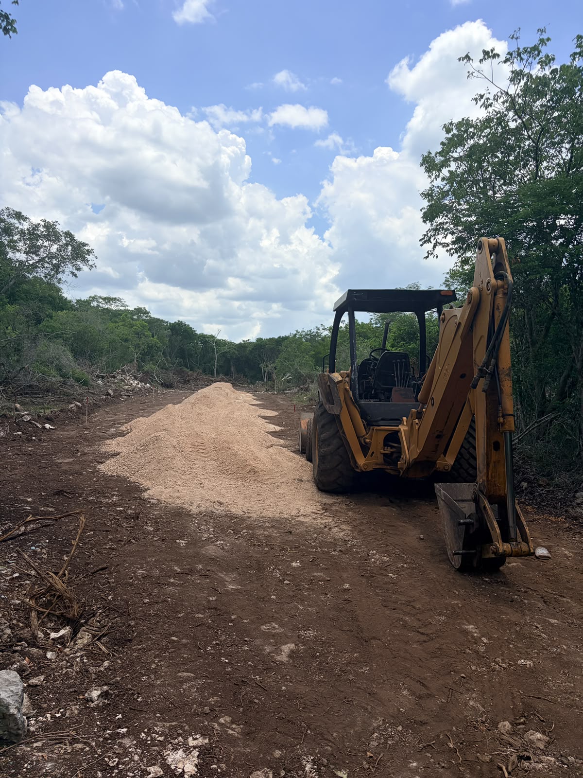 Excavadora trabajando en el terreno de Chunmul, Hunucmá